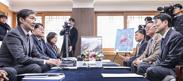 8일 오후 대구 북구 산격청사 접견실에서 열린 대구시–조국혁신당 정책간담회에서 김정기 대구시장 권한대행을 비롯한 대구시 관계자들이 조국 조국혁신당 대표를 비롯한 관계자들과 지역 현안을 놓고 의견을 나누고 있다. 이번 간담회는 대구시 주요 정책과 지역 현안에 대한 정당 차원의 협력 방안을 모색하기 위해 마련됐다.
이현덕기자 lhd@yeongnam.com