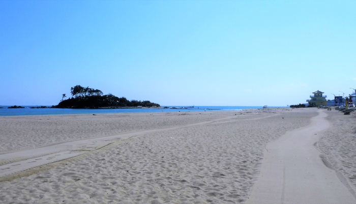 진하해수욕장은 1974년에 개장한 울산 최초의 공용 해수욕장으로 해변의 길이는 1㎞에 이른다. 명선도는 신선이 내려와 놀았다는 섬으로 물때에 따라 바닷길이 열린다.