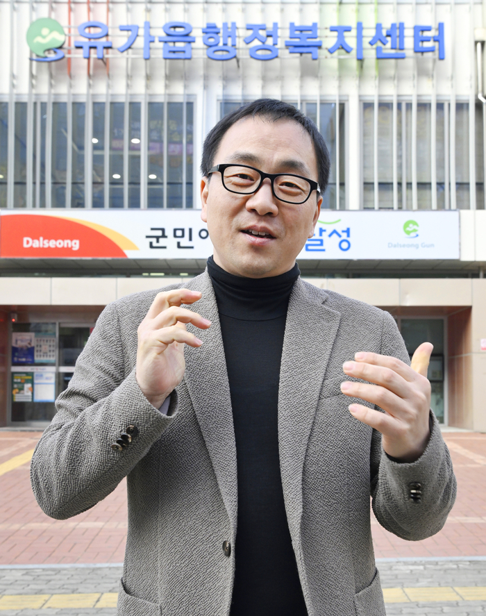 여옥 대구 달성군 유가읍행정복지센터 주무관이 남극 고유지명 공모전 대상작 청해봉에 담긴 의미를 설명하고 있다.이윤호기자 yoonhohi@yeongnam.com