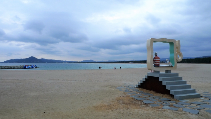 고래불은 고래가 뛰노는 벌이다. 해안선의 길이는 4㎞가 넘고 폭은 30-100m에 이른다. 멀리 상대산이 오뚝하고 긴 해변은 산 아래 대진까지 초승달 모양으로 이어진다.