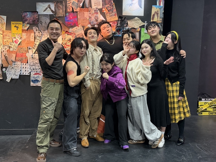 지난 8일 공연 후 진행된 인터뷰에서 참여한 연출과 출연 배우들이 포즈를 취하고 있다. <사진=정수민기자>