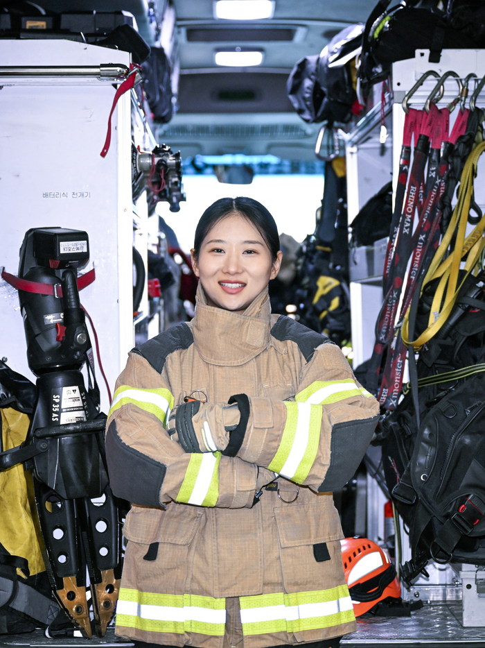 9일 대구 강북소방서에서 구조장비가 가득 실린 구조버스 앞에서 김효선 소방사가 구조복 차림으로 인터뷰에 응하고 있다. 김 소방사는 성별과 관계없이 능력으로 평가받는 구조대원이 되겠다고 말했다.
이현덕기자 lhd@yeongnam.com