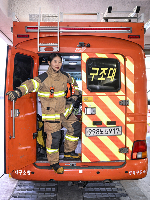 9일 대구 강북소방서 구조버스 후면에서 김효선 소방사가 구조헬멧을 들고 구조대원으로서의 각오를 밝히고 있다. 김 소방사는 고강도 체력과 숙련된 기술이 요구되는 구조대 임무를 수행하고 있다.
이현덕기자 lhd@yeongnam.com