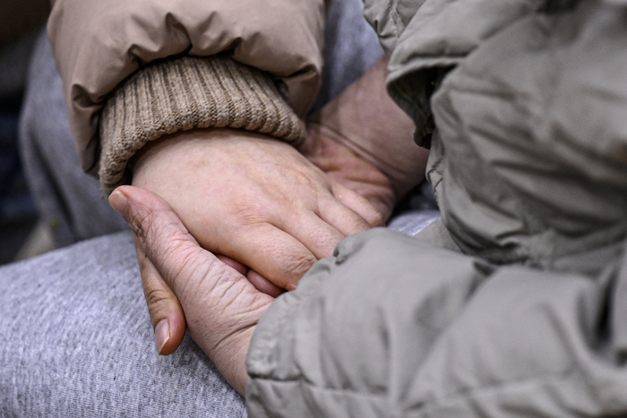 산불 확산 우려로 10일 밤 경북 의성군 의성읍 의성체육관으로 대피한 환자와 보호자가 서로의 손을 맞잡은 채 대기하고 있다. 갑작스러운 대피로 긴장감이 감도는 가운데, 체육관 내부에서는 주민들의 안정을 돕기 위한 보호와 지원이 이어지고 있다.이현덕기자 lhd@yeongnam.com 