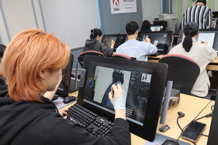 구미대 비주얼게임컨텐츠과 실습실에서 학생들이 수업을 받고있다.<구미대 제공>