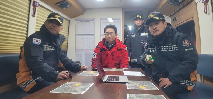 10일 오후 이철우 경북도지사가 의성군 비봉리 일대 산불 현황을 파악하고 있다. 경북도 제공