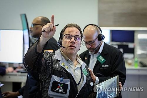 뉴욕증권거래소의 트레이더 <연합뉴스>