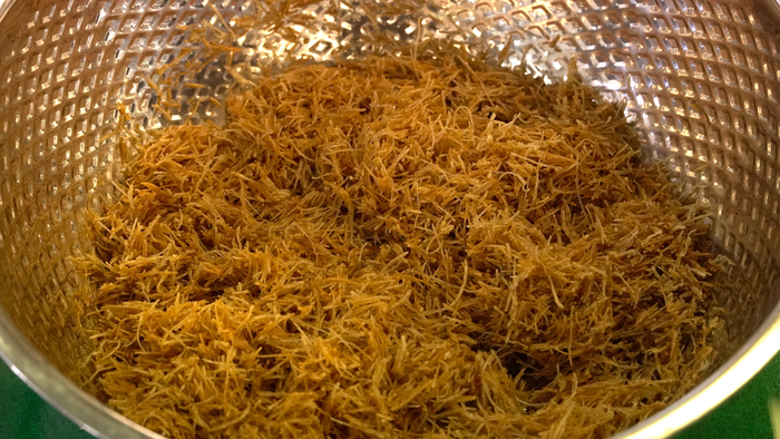 두쫀쿠 안에 속재료로 들어갈 대체면. 웍에 버터를 두르고 베트남 쌀국수면을 넣은 후 노릇노릇하게 볶았다. 박지현기자