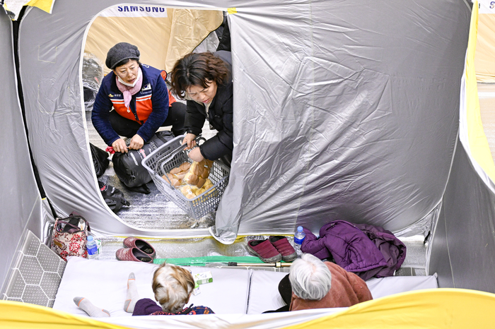 [포토뉴스] 대피소에서 밤을 보내는 의성 군민들