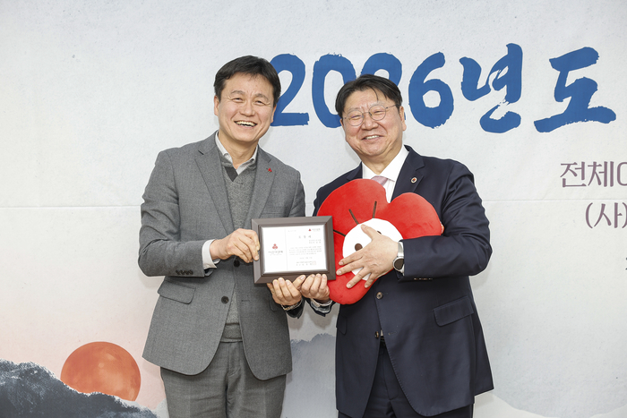 이길호(오른쪽) 경북도의사회장이 경북사회복지공동모금회 표창을 수상한 뒤 기념촬영을 하고 있다.<경북도의사회 제공>