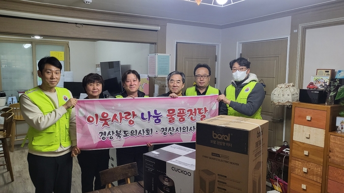 경북도의사회와 경산시의사회 임원 등이 사회적 취약계층을 위해 쌀과 생필품, 냉·난방기기 등 구호 물품을 전달한 뒤 기념촬영을 하고 있다.<경북도의사회 제공>