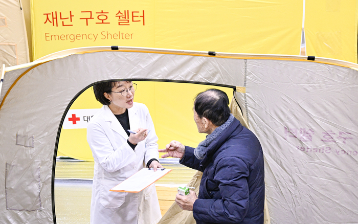 [포토뉴스] 의성 산불 대피 현장, 어르신 건강 점검