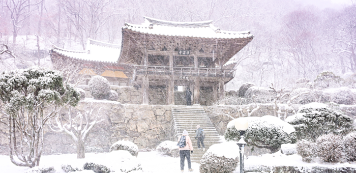 10일 경북 영주시 천년고찰 부석사에서 눈발이 흩날리는 가운데 방문객들이 안양루 앞 계단을 오르고 있다. 대구지방기상청은 한파가 이어지다가 15일부터 기온이 오르며 포근한 날씨로 접어들 것으로 예보했다.
이현덕기자 lhd@yeongnam.com