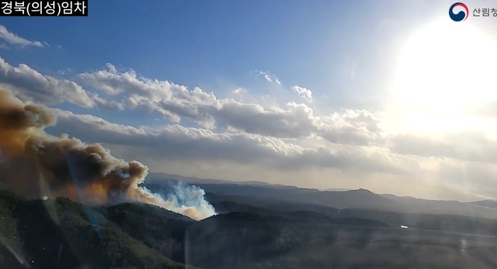 지난 10일 의성군 의성읍 비봉리 일대 야산에서 산불이 발생해 의성 임차헬기가 출동해 촬영한 산불 모습<경북소방본부 제공>