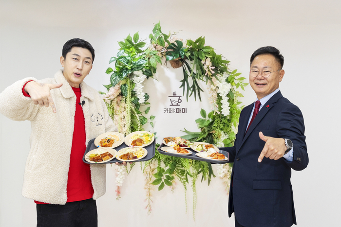 가수 슬리피(왼쪽)와 김재욱 칠곡군수가 돈까스 대전 참여 업소의 시식 메뉴를 들고 럭키 칠곡 포즈를 취하고 있다.<칠곡군제공>