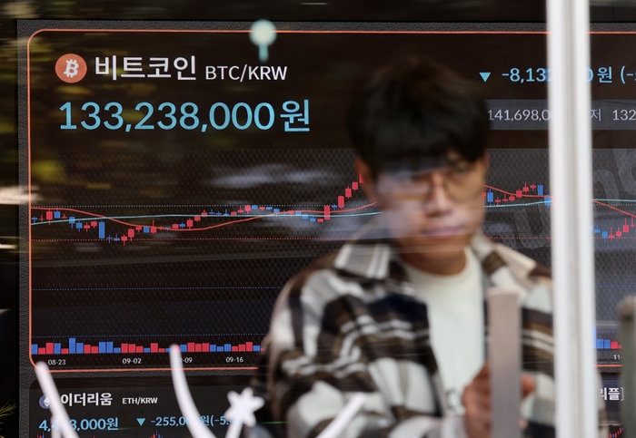지난해 11월18일 서울 강남구 빗썸 라운지 전광판에 비트코인 시세가 표시돼 있다. 연합뉴스