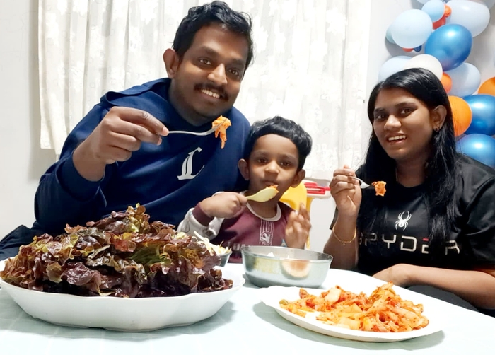 자간군이 아버지 라즈씨(왼쪽 첫째)와 어머니 아이샤씨와 함께 김치를 먹고 있다. <라즈씨 제공>