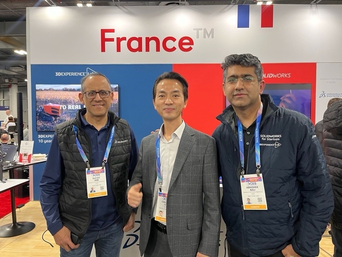 CES 2026에서 실계약 및 업무협약 체결 등 괄목할 만한 성과를 거둔 <주>유엔디 이철수 대표(가운데)가 현지 관계자들과 기념촬영을 하고 있다. <유엔디 제공>