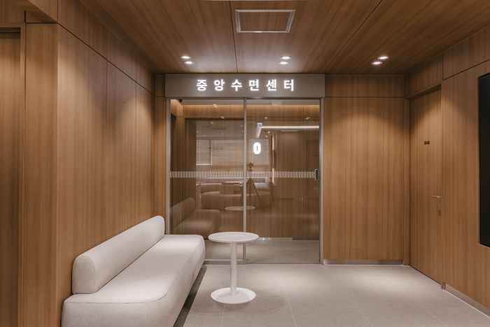 병원 2층에 새로 문을 연 중앙수면센터 입구. 따뜻한 목재 톤과 차분한 조명이 어우러져 검사 전 대기 시간에도 안정감을 느낄 수 있도록 설계됐다.<중앙이비인후과 제공>