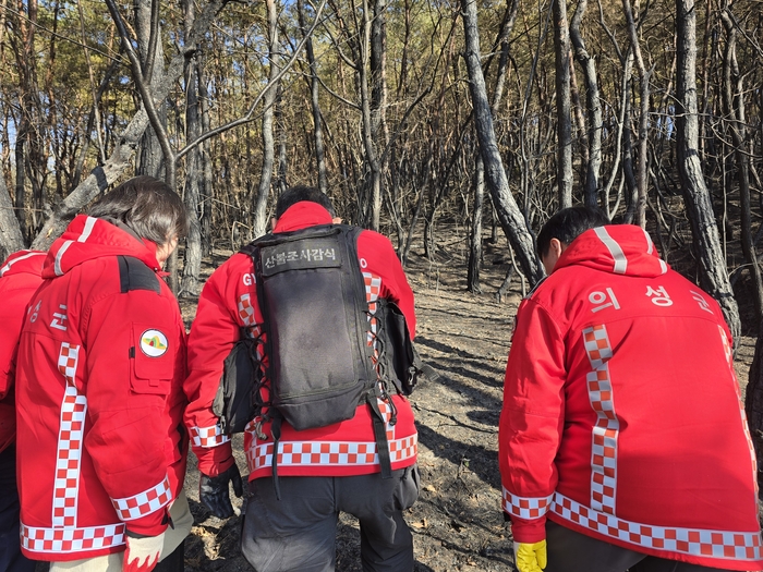 의성군이 지난 10일 산불 진화를 완료하고 발화지점 및 산불 피해지역을 조사하고 있다.<의성군 제공>