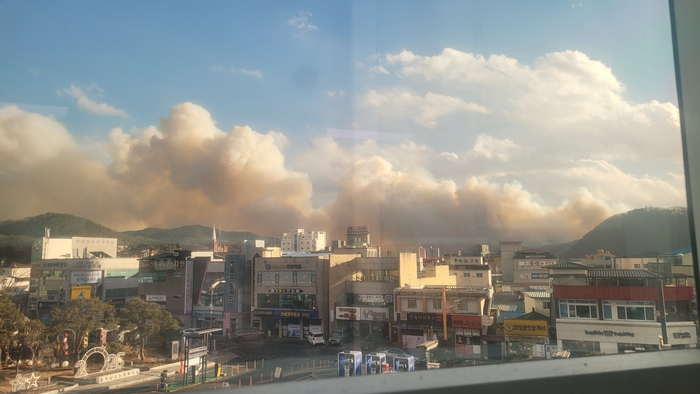 의성군 의성읍 비봉리 야산(의성경찰서 맞은편)에서 발생한 산불로 인해 발생한 연기가 하늘을 뒤덮고 있다. <의성군 제공>