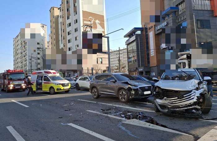 12일 오후 오후 3시 5분쯤 경주시 현곡면 금장사거리에서 시내버스와 승용차 간 3중 추돌 사고가 발생해 전면부가 파손된 차량들이 도로에 멈춰 섰고 구급차와 소방대가 출동해 사고를 수습하고 있다. 경북소방본부 제공