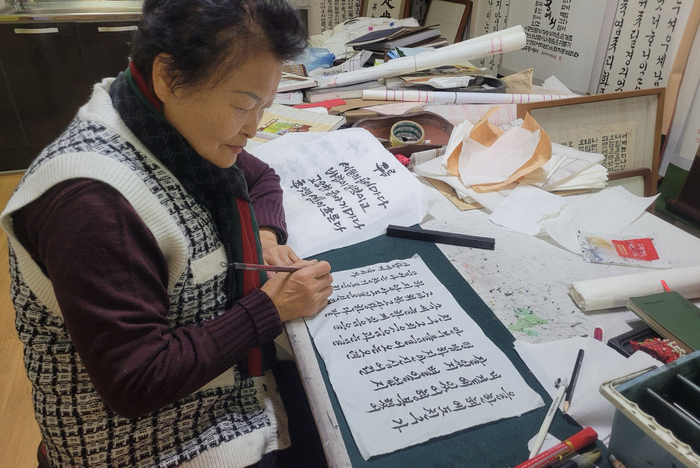 이영숙 서예가가 자신의 작업실에서 서예작품에 몰두하고 있다. <이영숙 서예가 제공>