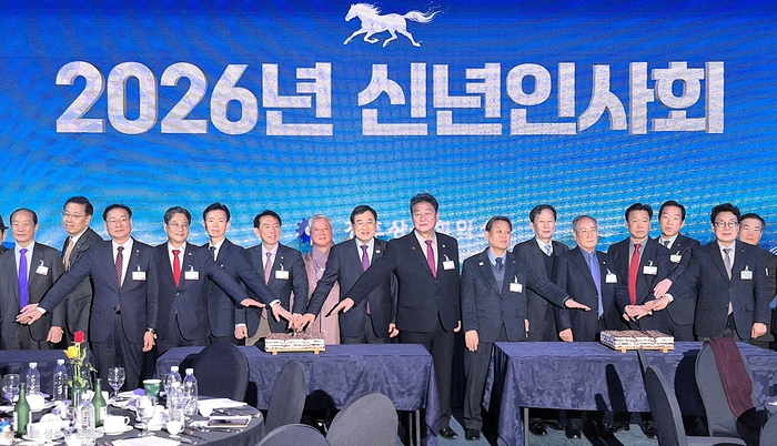 경주상공회의소가 주최한 2026년 신년인사회에 참석한 주요 인사들이 무대에서 떡 커팅을 하며 새해 출발을 함께 기념하고 있다. 장성재기자 blowpaper@yeongnam.com