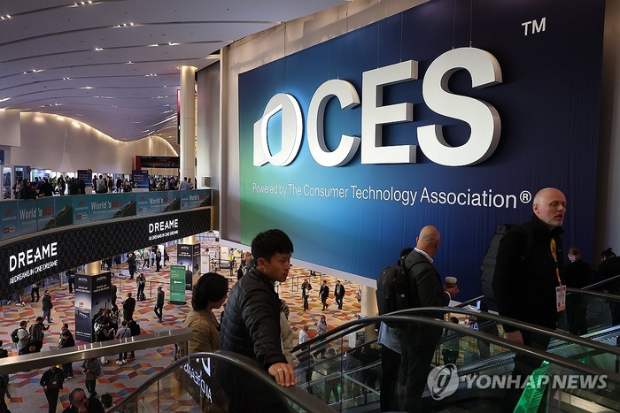 CES 2026 폐막을 하루 앞둔 지난 8일(현지시각) 미국 네바다주 라스베이거스 베네시안 컨벤션센터에 CES 로고가 붙어 있다. <연합뉴스>