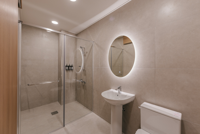 수면다원검사실 내 개별 샤워실과 화장실. 검사 전후 이동 동선을 최소화해 환자의 불편을 줄였다.<중앙이비인후과 제공>