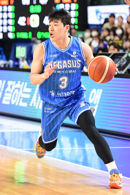 12일 오후 7시 대구체육관에서 열린 2025-2026시즌 LG전자 프로농구 대구 한국가스공사 페가수스와 창원 LG 세이커스와의 경기에서 정성우가 공격 중이다. <KBL 제공>