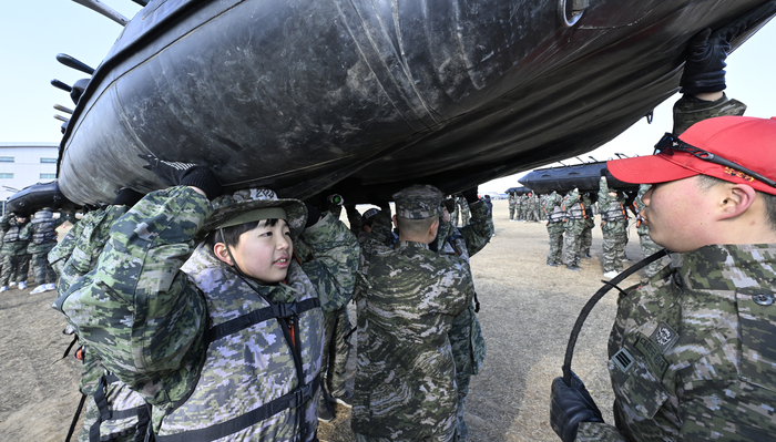 13일 오전 경북 포항시 해병대 1사단 연병장에서 열린 2026 겨울 해병대 캠프에서 참가자들이 소형 고무보트(IBS)를 머리에 이고 있다.
이윤호기자 yoonhohi@yeongnam.com
