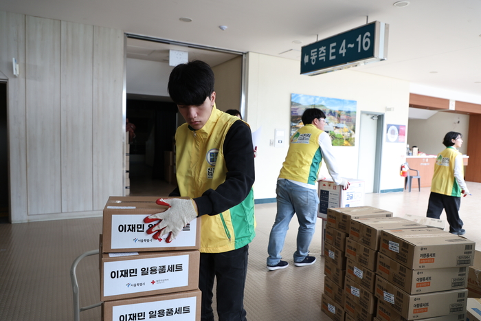 신천지자원봉사단 대구경북연합회 봉사자들이 구호물품을 정리하고 있다. <신천지자원봉사단 대구경북연합회 제공>