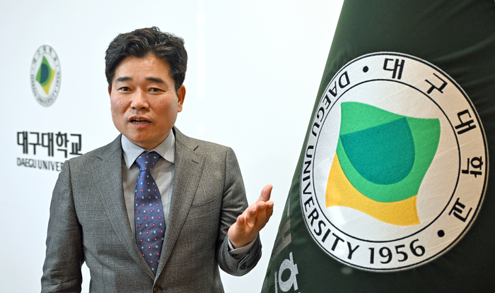 박순진 대구대 총장이 꿈과 이상을 담아 펄럭이는 깃발 형상을 모티브로 지속 발전하는 의미의 대구대 심벌마크에 대해 설명하고 있다.
이지용기자 sajahu@yeongnam.com