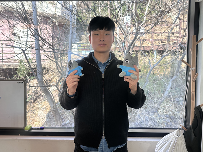 제우준 작가가 대구대구 캐릭터 굿즈를 들고 포즈를 취하고 있다. 조현희기자