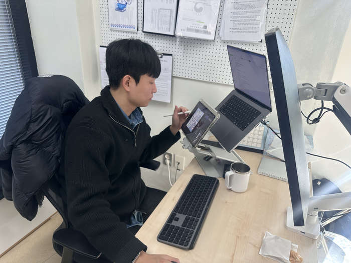 인스타그램 채널 대구대구를 운영하는 제우준 작가가 작업실에서 그림을 그리고 있다. 조현희기자