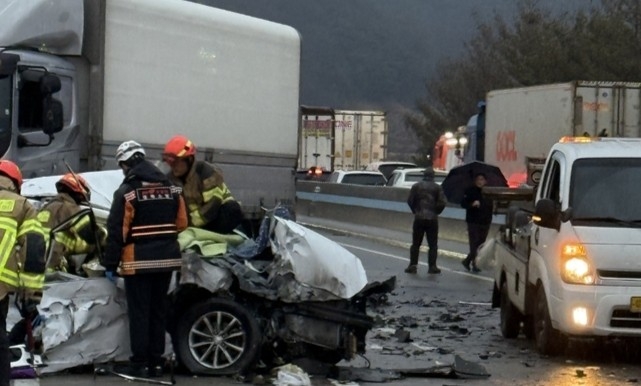 지난 10일 청주 방향 남상주나들목 인근에서 SUV가 트럭을 추돌한 뒤 가드레일과 충돌하는 사고가 발생했다. <상주소방서제공>