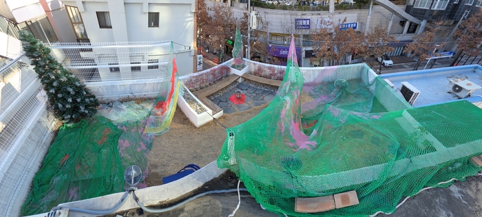 이혜지 x를 밖으로 나가지 못하게 하는.<갤러리제이원 제공>