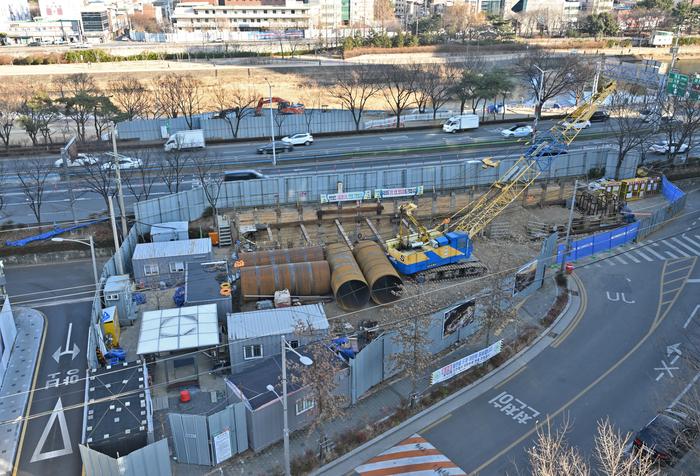 13일 대구 봉덕동 한 아파트 인근에서 봉덕동 신천둔치를 연결하는 지하통로 건설공사가 한창이다.
이지용기자 sajahu@yeongnam.com