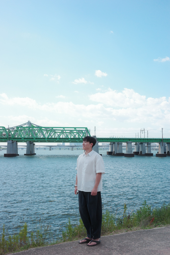 인스타그램 노빠꾸 시골쥐의 상경일기 채널 운영자 류채우씨가 한강에서 포즈를 취하고 있다. <류채우씨 제공>