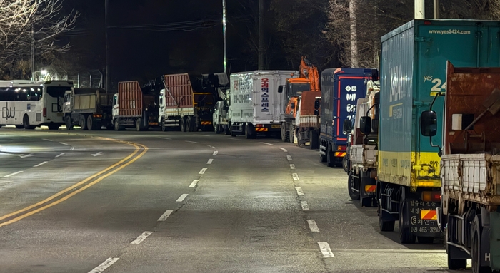 지난 14일 오전 1시쯤 대구 달서구 두류공원 일대 도로(장기로10길). 도로 곳곳에 대형 화물차들이 줄지어 주차돼 차량 통행이 어려운 모습이다. 구경모기자