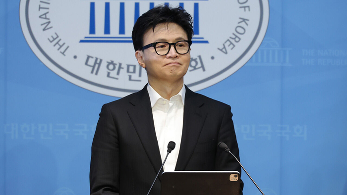 국민의힘 한동훈 전 대표가 14일 국회 소통관에서 당 윤리위원회가 본인을 제명 결정한 것과 관련해 입장을 밝히고 있다. 연합뉴스
