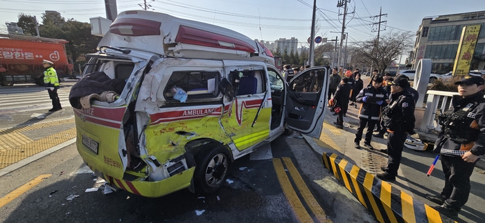 14일 오후 1시 13분쯤 경북 안동시 정하동 한 교차로에서 응급 환자를 이송하던 119구급차와 15t 덤프트럭이 충돌해 이송 환자가 숨졌다. 피재윤 기자