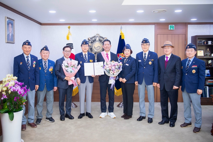 김장호 구미시장이 대한민국재향군인회가 수여하는  향군 대휘장을 받은 뒤 기념찰영을 하고 있다.< 대한민국재향군인회 제공>