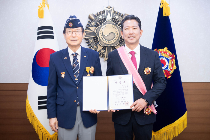 김장호 구미시장(사진 왼쪽)이 신상태 대한민국재향군인회장이 수여한  향군 대휘장을 받은 뒤 기념찰영을 하고 있다.< 대한민국재향군인회 제공>