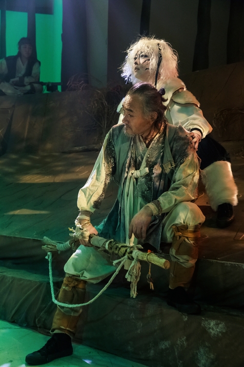 지난해 12월 25~28일 서울 연희예술극장에 오른 연극저항집단 백치들의 연극 범이나라오르샤. <연극저항집단 백치들 제공>