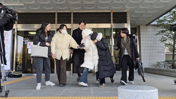 14일 대구지법 안동지원에서 재판을 마친 D양이 법원 입구에서 취재진을 피해 빠져 나오고 있다. 피재윤 기자