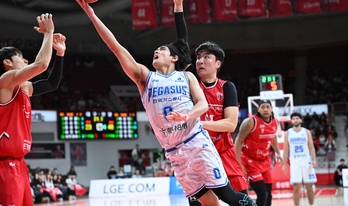 14일 오후 7시 안양 정관장 아레나에서 열린 2025-2026시즌 LG전자 프로농구 대구 한국가스공사 페가수스와 안양 정관장 레드부스터스의 경기에서 벨란겔이 골밑슛을 시도하고 있다. <KBL 제공>