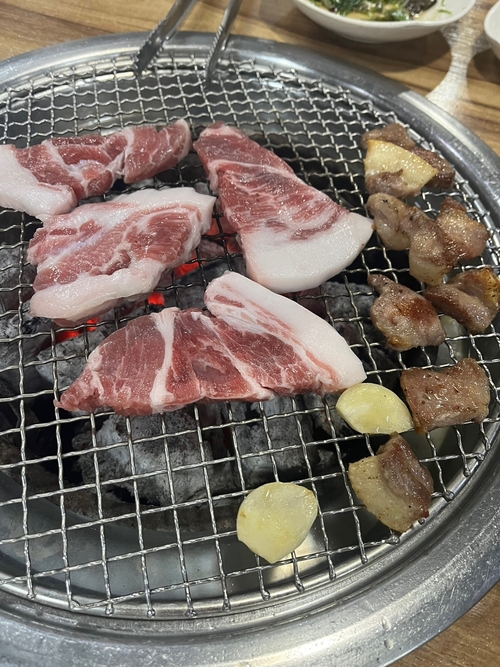 대구 달서구 갈비동네의 뒷고기. 투박하지만 고기 본연의 맛과 식감이 분명하다. 구경모 기자