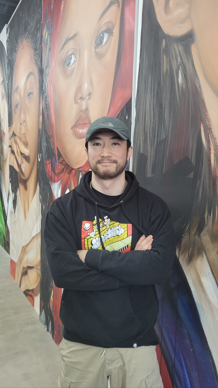 지난 13일, 021갤러리 수성점에서 전시를 준비 중인 심찬양 작가가 자신의 첫 대구 개인전에서 선보일 작품들 앞에서 포즈를 취하고 있다.<임훈기자 hoony@yeongnam.com>